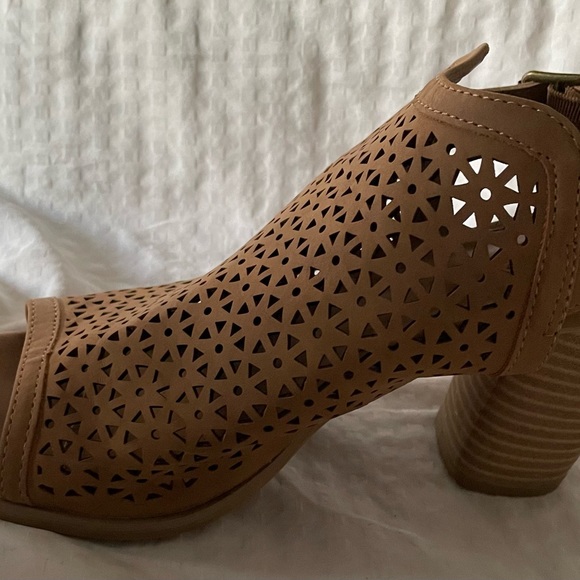 Universal Thread Cutout Peep Toe Stacked Heel - Picture 3 of 6